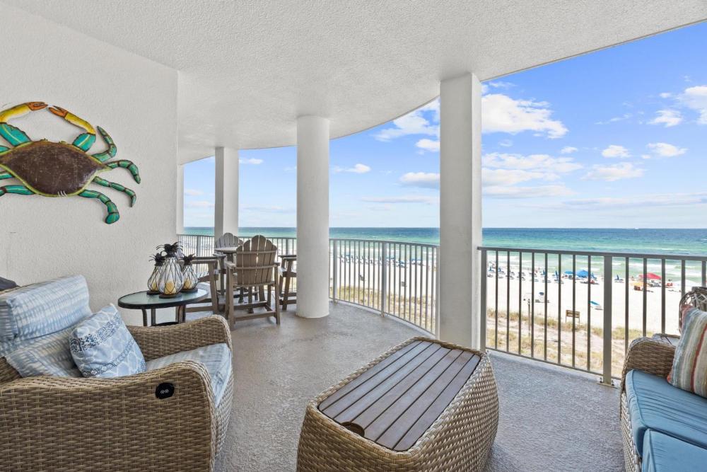 Three-Bedroom Apartment with Sea View 402 interior